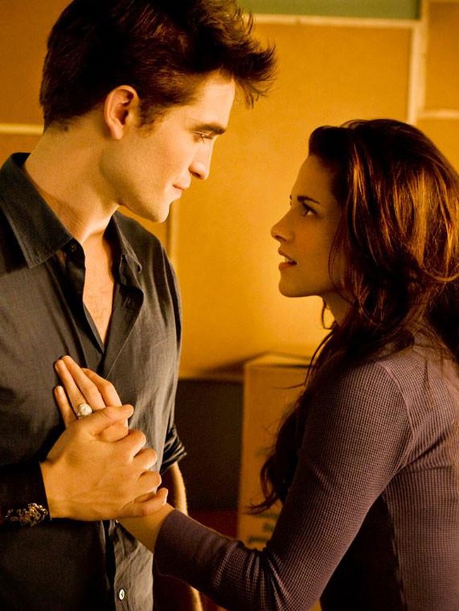 Saat Robert Pattinson tampil di film Twilight: Breaking Dawn tak ada yang menyadari bahwa dia sebenarnya menggunakan wig. Lantaran ia sudah berubah gaya rambut menjadi skin-head. Foto: Dok. Lionsgate