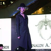 Fashion Show Kolaborasi Karya Caren Delano & Rinaldy A. Yunardi, di Atrium Grand Indonesia. Jakarta. [Foto: Mohammad Abduh/Wolipop]