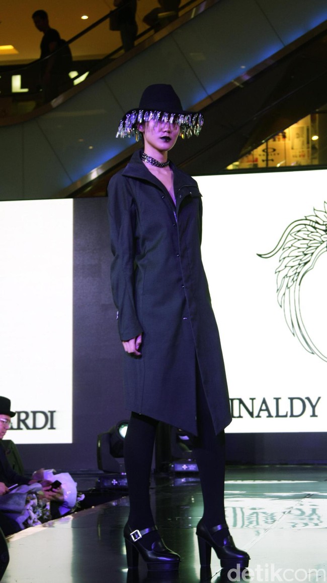 Fashion Show Kolaborasi Karya Caren Delano & Rinaldy A. Yunardi, di Atrium Grand Indonesia. Jakarta. [Foto: Mohammad Abduh/Wolipop]