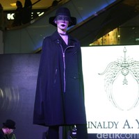 Fashion Show Kolaborasi Karya Caren Delano & Rinaldy A. Yunardi, di Atrium Grand Indonesia. Jakarta. [Foto: Mohammad Abduh/Wolipop]