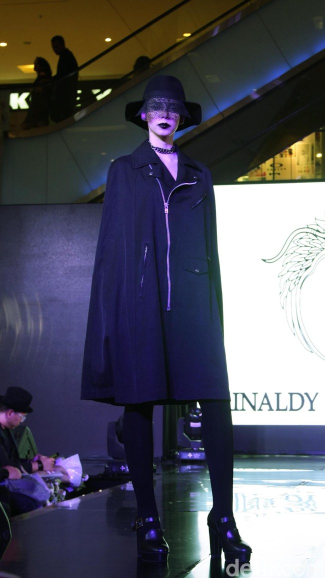 Fashion Show Kolaborasi Karya Caren Delano & Rinaldy A. Yunardi, di Atrium Grand Indonesia. Jakarta. [Foto: Mohammad Abduh/Wolipop]