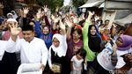 Aksi Sandiaga Uno Elus Perut Ibu Hamil