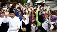Dengan tersenyum, Sandiaga kemudian langsung bergabung bersama warga. Sandiaga kemudian menyampaikan visi dan misinya.
