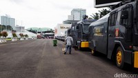 Dua unit water cannon juga disiagakan di Kompleks Parlemen.