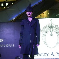 Fashion Show Kolaborasi Karya Caren Delano & Rinaldy A. Yunardi, di Atrium Grand Indonesia. Jakarta. [Foto: Mohammad Abduh/Wolipop]