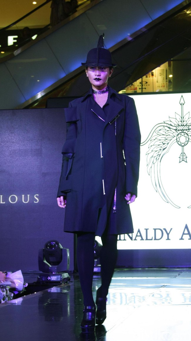 Fashion Show Kolaborasi Karya Caren Delano & Rinaldy A. Yunardi, di Atrium Grand Indonesia. Jakarta. [Foto: Mohammad Abduh/Wolipop]