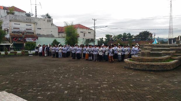 Hari Guru, Peserta Upacara di Purwakarta Gunakan Sarung dan Peci