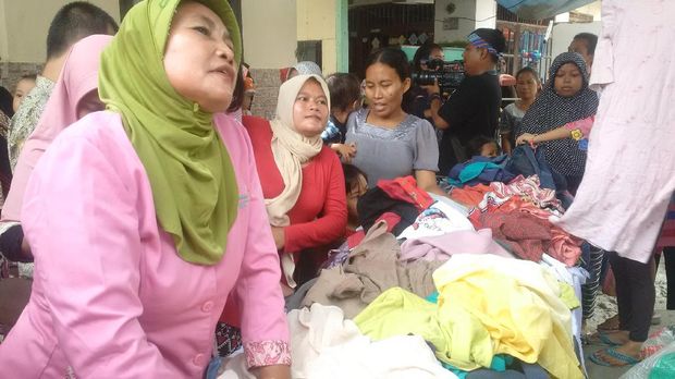 Ibu-ibu jual pakaian bekas saat Sandiaga kampanye