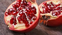 Menurut Al-Quran, Delima adalah salah satu dari buah-buahan di surga, surah Al-Rahman ayat 68. Rasulallah SAW sendiri juga sangat menyukai buah ini. Foto: GettyImages