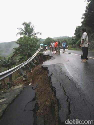 Jalan Nasional Trenggalek-Pacitan Amblas, Lalu Lintas Terganggu