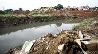 Waduk seluas 5 hektar ini dulunya merupakan area permukiman warga yang sering terkena banjir setinggi 1,5 meter.