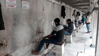 Bagi wisatawan yang ingin menunaikan salat, bisa mengambil wudhu di bagian luar bawah masjid. Berbeda dengan di Indonesia, yang tempat wudhunya gandeng dengan lantai masjid atau pijakan sehingga tidak perlu alas kaki lagi. Di Masjid Biru ini, wisatawan tetap diminta mengenakan alas kaki sebelum maupun sesudah wudhu (Rois/detikTravel)