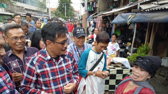 Djarot Blusukan di Petamburan, Sapa Warga dan Minum Jamu