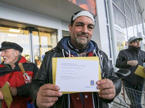 Disuruh Istri, Pria Ini Antre 11 Jam Demi Jadi Pelanggan Pertama Supermarket