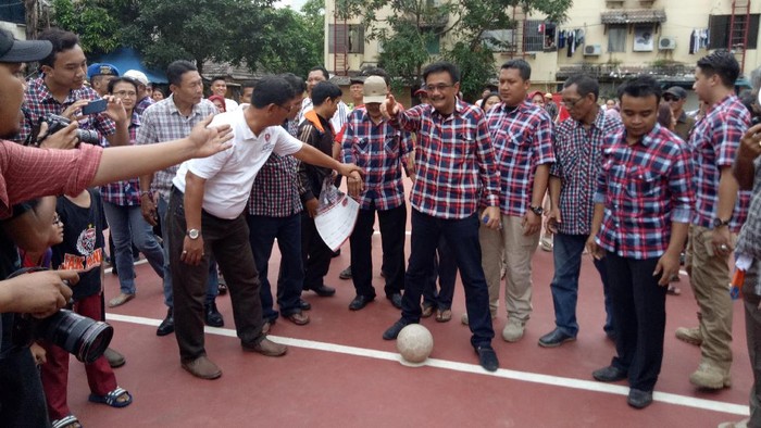 Saat Djarot Ditantang Anak-anak Main Bola di Rusun Apron Kemayoran