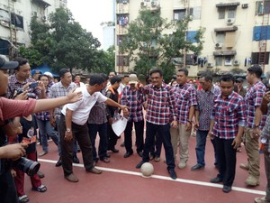 Saat Djarot Ditantang Anak-anak Main Bola di Rusun Apron Kemayoran