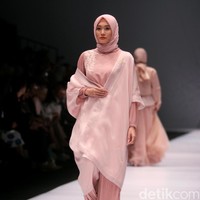 Koleksi Ria Miranda yang mengangkat tema Foresta di Jakarta Fashion Week 2017. Senayan City. Jakarta. [Foto: Mohammad Abduh/Wolipop]