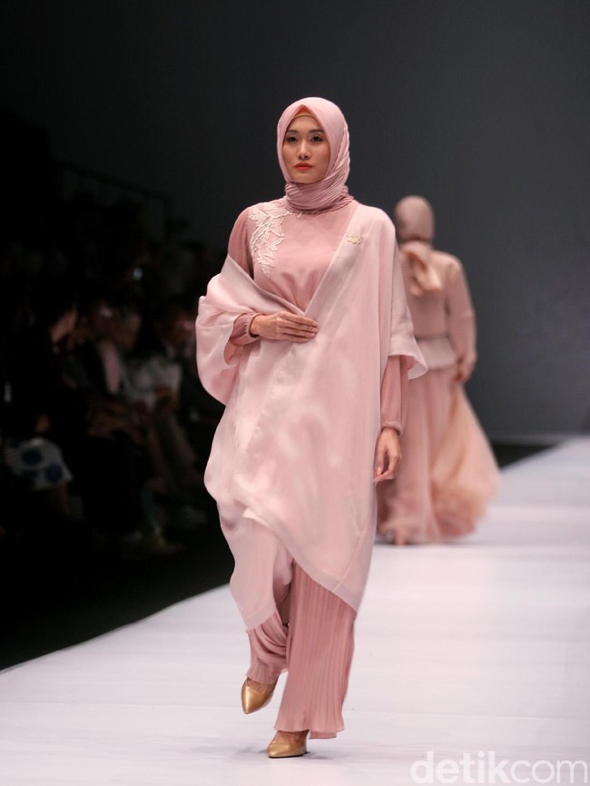 Koleksi Ria Miranda yang mengangkat tema Foresta di Jakarta Fashion Week 2017. Senayan City. Jakarta. [Foto: Mohammad Abduh/Wolipop]