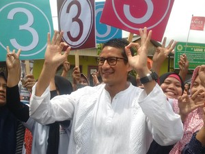 Sapa Warga di Kalideres, Sandiaga Diajak Joget