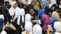Seperti biasa, kedatangan Sylvi langsung disambut sejumlah peserta.