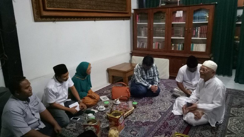 Ditemani Ibu, Pandu Wijaya Temui Gus Mus dan Minta Maaf Telah Menghina Ditemani Ibu, Pandu Wijaya Temui Gus Mus dan Minta Maaf Telah Menghina