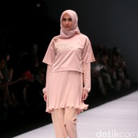 Koleksi Ria Miranda yang mengangkat tema Foresta di Jakarta Fashion Week 2017. Senayan City. Jakarta. [Foto: Mohammad Abduh/Wolipop]