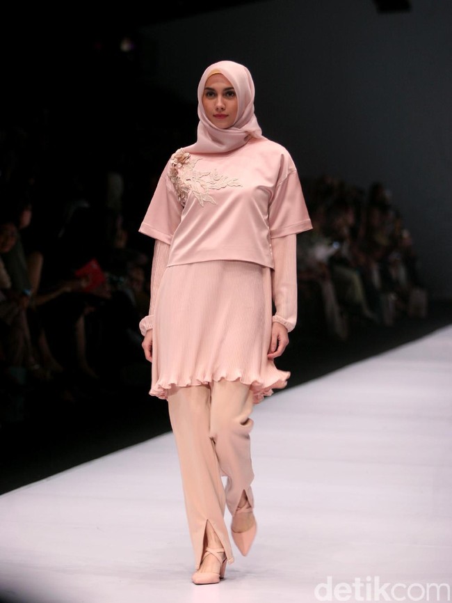 Koleksi Ria Miranda yang mengangkat tema Foresta di Jakarta Fashion Week 2017. Senayan City. Jakarta. [Foto: Mohammad Abduh/Wolipop]