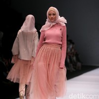 Koleksi Ria Miranda yang mengangkat tema Foresta di Jakarta Fashion Week 2017. Senayan City. Jakarta. [Foto: Mohammad Abduh/Wolipop]