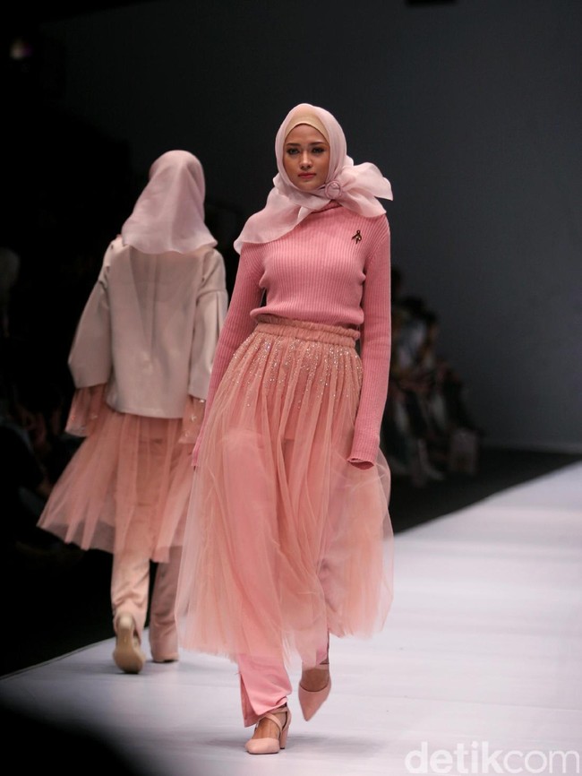 Koleksi Ria Miranda yang mengangkat tema Foresta di Jakarta Fashion Week 2017. Senayan City. Jakarta. [Foto: Mohammad Abduh/Wolipop]