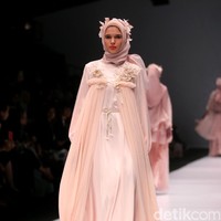 Koleksi Ria Miranda yang mengangkat tema Foresta di Jakarta Fashion Week 2017. Senayan City. Jakarta. [Foto: Mohammad Abduh/Wolipop]