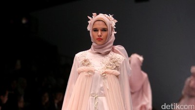 Foto: Koleksi Ria Miranda di Jakarta Fashion Week 2017