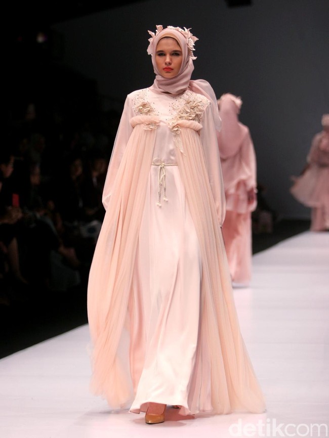 Koleksi Ria Miranda yang mengangkat tema Foresta di Jakarta Fashion Week 2017. Senayan City. Jakarta. [Foto: Mohammad Abduh/Wolipop]