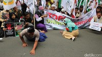 Mereka menuntut Myanmar menghentikan kekerasan dalam konflik etnis  Rohingya di negara bagian Arakan (Rakhine), Myanmar.