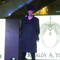 Fashion Show Kolaborasi Karya Caren Delano & Rinaldy A. Yunardi, di Atrium Grand Indonesia. Jakarta. [Foto: Mohammad Abduh/Wolipop]