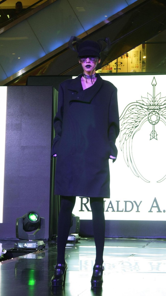 Fashion Show Kolaborasi Karya Caren Delano & Rinaldy A. Yunardi, di Atrium Grand Indonesia. Jakarta. [Foto: Mohammad Abduh/Wolipop]