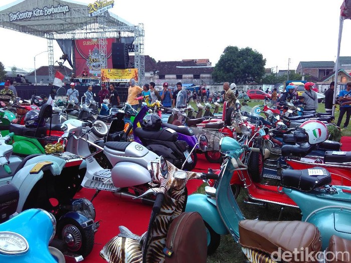 Ribuan Pecinta Vespa Berkumpul di Keraton Solo