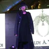 Fashion Show Kolaborasi Karya Caren Delano & Rinaldy A. Yunardi, di Atrium Grand Indonesia. Jakarta. [Foto: Mohammad Abduh/Wolipop]