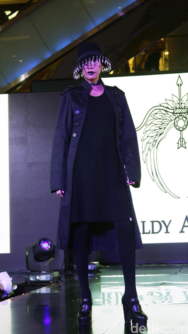 Fashion Show Kolaborasi Karya Caren Delano & Rinaldy A. Yunardi, di Atrium Grand Indonesia. Jakarta. [Foto: Mohammad Abduh/Wolipop]