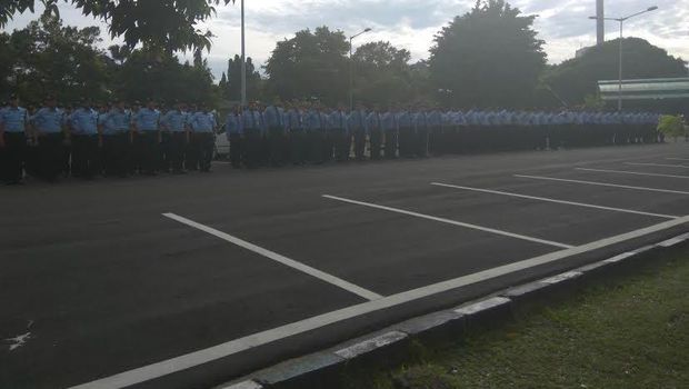Pamdal DPR tampak mengikuti apel pagi.