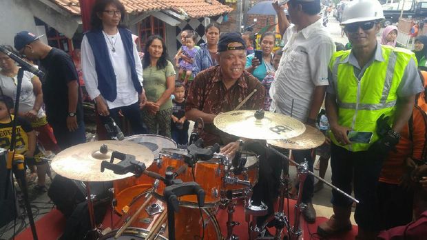 Mendadak jadi <i>Drummer</i>, Menteri PUPR Hebohkan Warga Tambaklorok