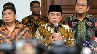 Ketua DPR Ade Komarudin ditemani Wasekjen PDIP Erico Sotarduga (kanan) dan Utut Adianto (kiri) memberikan keterangan pers usai bertemu dengan Ketua Umum PDI Perjuangan di Teuku Umar, Jakarta, Jumat (25/11/2016).