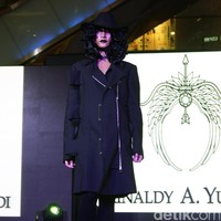 Fashion Show Kolaborasi Karya Caren Delano & Rinaldy A. Yunardi, di Atrium Grand Indonesia. Jakarta. [Foto: Mohammad Abduh/Wolipop]