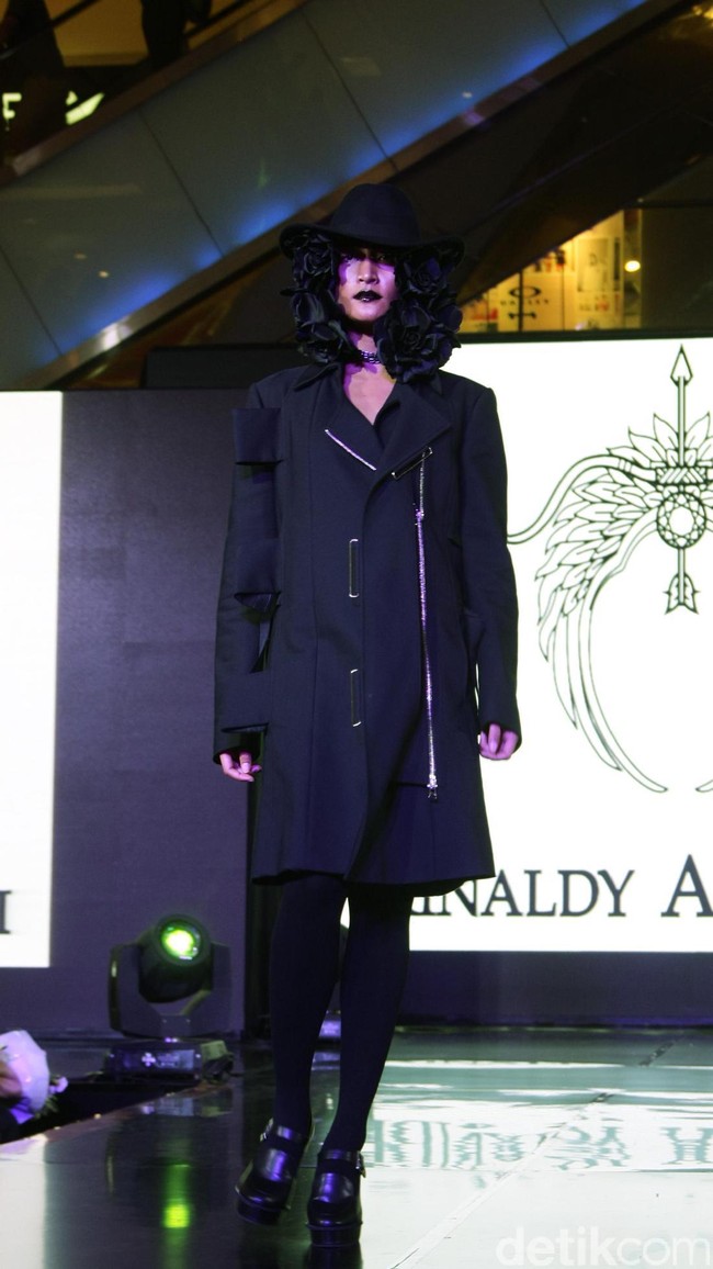 Fashion Show Kolaborasi Karya Caren Delano & Rinaldy A. Yunardi, di Atrium Grand Indonesia. Jakarta. [Foto: Mohammad Abduh/Wolipop]