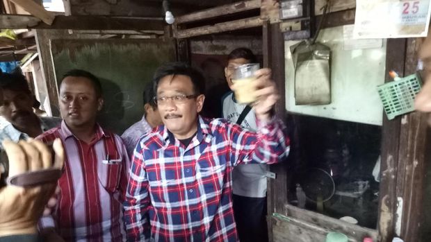 Djarot Blusukan di Petamburan, Sapa Warga dan Minum Jamu