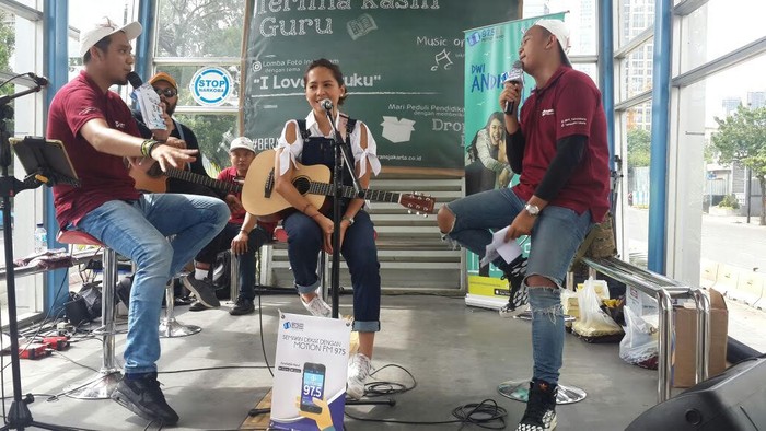 Cara Unik TransJ Sambut Hari Guru, Gelar Konser Musik di Bus