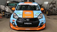 Kalau fisik penampilan iya dipertahanin. Dashboard dipertahanin, cuma mungkin instrumentnya ga akan ketemu. Ban sama velg ya biasa mobil rata-rata, bebas lah ya ngikutin rasio dari gearnya. Sama kita pasangin 6 Point Roll-Cage dilas ke casis sama pillarnya, tutur Dana.
