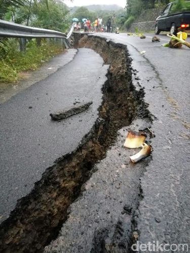 Jalan Nasional Trenggalek-Pacitan Amblas, Lalu Lintas Terganggu