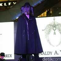 Fashion Show Kolaborasi Karya Caren Delano & Rinaldy A. Yunardi, di Atrium Grand Indonesia. Jakarta. [Foto: Mohammad Abduh/Wolipop]