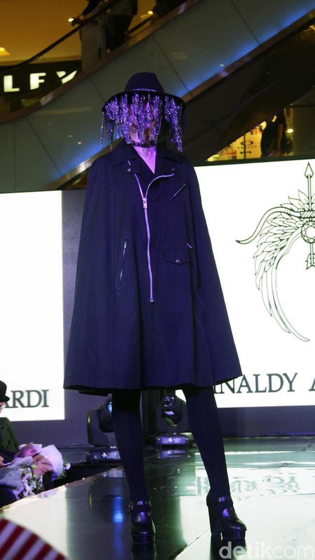 Fashion Show Kolaborasi Karya Caren Delano & Rinaldy A. Yunardi, di Atrium Grand Indonesia. Jakarta. [Foto: Mohammad Abduh/Wolipop]