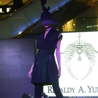 Fashion Show Kolaborasi Karya Caren Delano & Rinaldy A. Yunardi, di Atrium Grand Indonesia. Jakarta. [Foto: Mohammad Abduh/Wolipop]